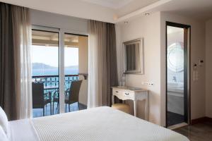 Postel nebo postele na pokoji v ubytování Karalis City Hotel