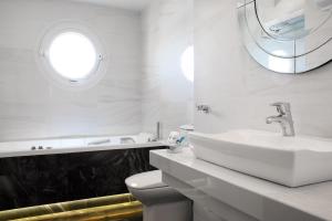 Koupelna v ubytování Karalis City Hotel