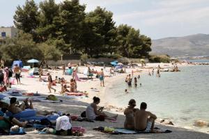 een groep mensen op het strand bij Villa Marija in Slatine