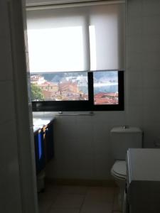 濱海自由城的住宿－The Dina Palace.，浴室设有窗户和白色卫生间。
