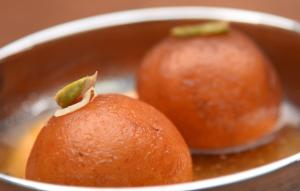 Deux oranges dans un bol sur une table dans l'établissement Kailash Kuti Inn, à Katmandou