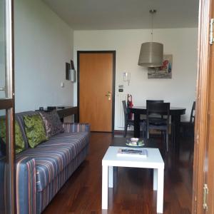 uma sala de estar com um sofá e uma mesa em Milano Greco appartamento em Milão