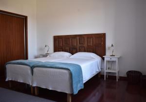 Giường trong phòng chung tại Casa das Ondas