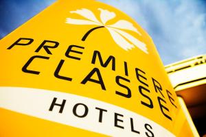 a yellow sign that says permanent cashless hotels at Premiere Classe Strasbourg Ouest in Strasbourg