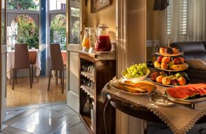 uma mesa com fruta numa sala em Lucca in Azzurro Maison de Charme em Lucca