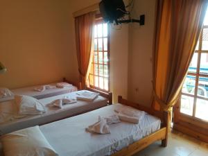 Postel nebo postele na pokoji v ubytování De La Plage Hotel Koroni