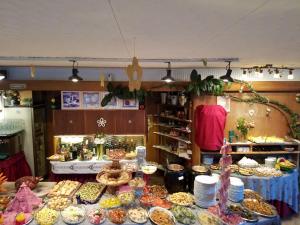 un magasin rempli de nombreux types de denrées alimentaires différents dans l'établissement Hotel Villa Emilia, à Ortisei