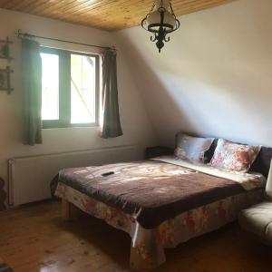 Postel nebo postele na pokoji v ubytování Hot Tub Chalet Retreat