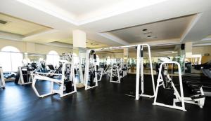un gimnasio con muchas máquinas de correr en Suites at PB Rose' Resort and Spa Cabo San Lucas en Cabo San Lucas