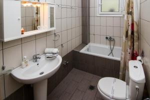 Koupelna v ubytování Studios Avra + 37 fotografií