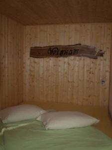 KagarにあるFerienhaus direkt am Seeのベッドルーム1室(ベッド1台付)が備わります。
