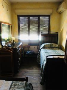 sypialnia z 2 łóżkami, komodą i lustrem w obiekcie Agriturismo al Ranch w mieście Castello dʼAviano