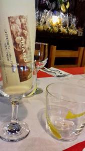 szklankę wina siedzącą na stole w obiekcie Agriturismo al Ranch w mieście Castello dʼAviano