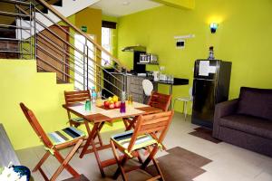 Le Morne Kite Villas في لا جاوليتي: مطبخ وغرفة طعام مع طاولة وكراسي