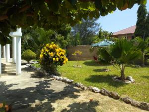 Vrt ispred objekta Sea Breeze Villas Kenya