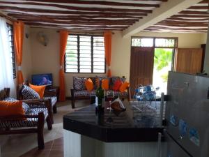 Posezení v ubytování Sea Breeze Villas Kenya