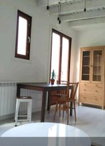 - une salle à manger avec une table et des chaises dans l'établissement Apartamento Sayly, à Burgos