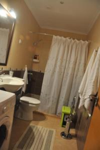 コティージョにあるCotillosandのバスルーム(白いシャワーカーテン、トイレ付)