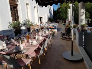 einen Tisch für eine Mahlzeit auf einer Terrasse in der Unterkunft Domaine Saint Dominique in Saint-Maximin-la-Sainte-Baume