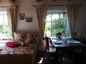 een eetkamer met een tafel en een groot raam bij Haus am Deich in Kollmar