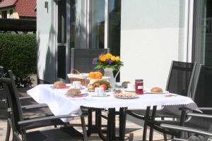 ツィングストにあるStrandhaus Lindenstraßeの食べ物とフルーツのバスケットを用意しています。