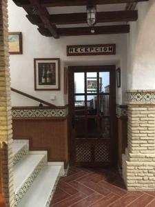 una entrada a un edificio con una puerta y escaleras en Casa Francisco el de Siempre, en El Palmar