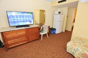 TV a/nebo společenská místnost v ubytování Quebec Motel