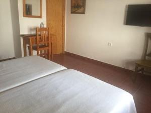 a hotel room with a bed and a television at Casa Francisco el de Siempre in El Palmar