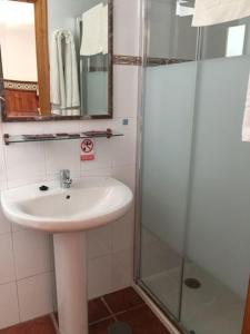 y baño con lavabo y ducha acristalada. en Casa Francisco el de Siempre, en El Palmar