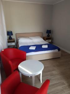 Ένα ή περισσότερα κρεβάτια σε δωμάτιο στο Apartamenty Białowieża