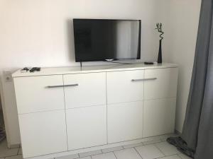 ヴッパータールにある1 Zimmer Wohnung mit Küche und Bad in Wuppertal Ferienwohnungの白いドレッサーの上のテレビ