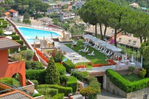 vista su un resort con piscina di Residence Portofino Est a Rapallo
