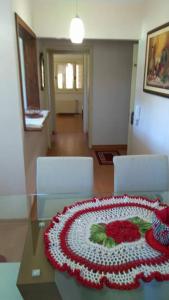 una mesa con un mantel de ganchillo encima en Apartamento p/ 4 pessoas em Gramado/RS, en Gramado