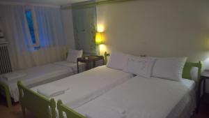 Giường trong phòng chung tại Spitaki Spata Airport Studio