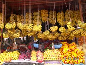 een fruitkraam met stapels bananen en andere vruchten bij Apartment Monte Cristo in Casablanca