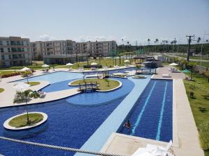 una gran piscina de agua azul en un complejo en Flat Clube Porto Galinhas en Porto De Galinhas