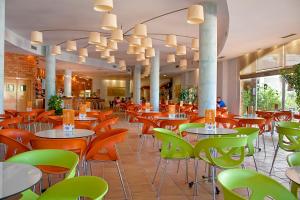 Ресторант или друго място за хранене в Hotel Servigroup Marina Mar