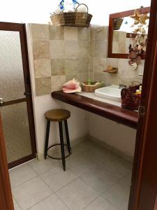 a bathroom with a counter with a sink and a stool at La cabañita in Tuxtla Gutiérrez