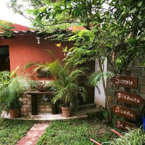 un banc devant une maison avec des plantes dans l'établissement La cabañita, à Tuxtla Gutiérrez