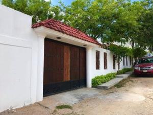 a car parked in front of a house with a garage at La cabañita in Tuxtla Gutiérrez