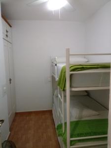 ein kleines Zimmer mit 2 Etagenbetten. in der Unterkunft Apartamento Rio Marinas Nerja 46 in Nerja