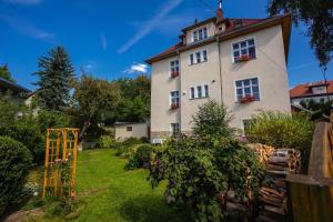 un gran edificio blanco con ventanas y patio en Dom Pod Rybią Skałą, en Jelenia Góra