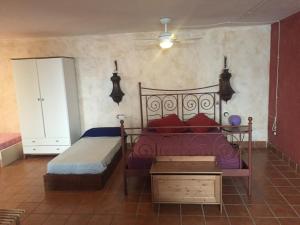 ラ・イスレタ・デル・モロにあるisleta del Moro Danielのベッドルーム1室(ベッド1台、ドレッサー付)
