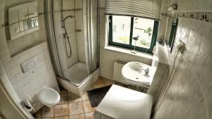 Koupelna v ubytování Ferienwohnung Boddenblick + 21 fotografií