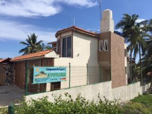 un edificio con una señal delante de él en Casa de la Tortuga, en Zihuatanejo