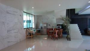 a kitchen and dining room with a table and chairs at Casa Zen in Pachuca de Soto