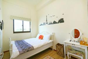 Un pat sau paturi într-o cameră la Birds Flower B&B