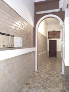ラスパルマス・デ・グランカナリアにあるcentrico apartamento estudio en Trianaのアーチ道の建物内の空廊