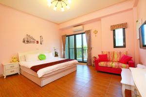 Un pat sau paturi într-o cameră la Birds Flower B&B