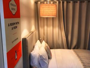 ein kleines Schlafzimmer mit einem Bett mit Vorhang in der Unterkunft Stay Kerikeri in Kerikeri